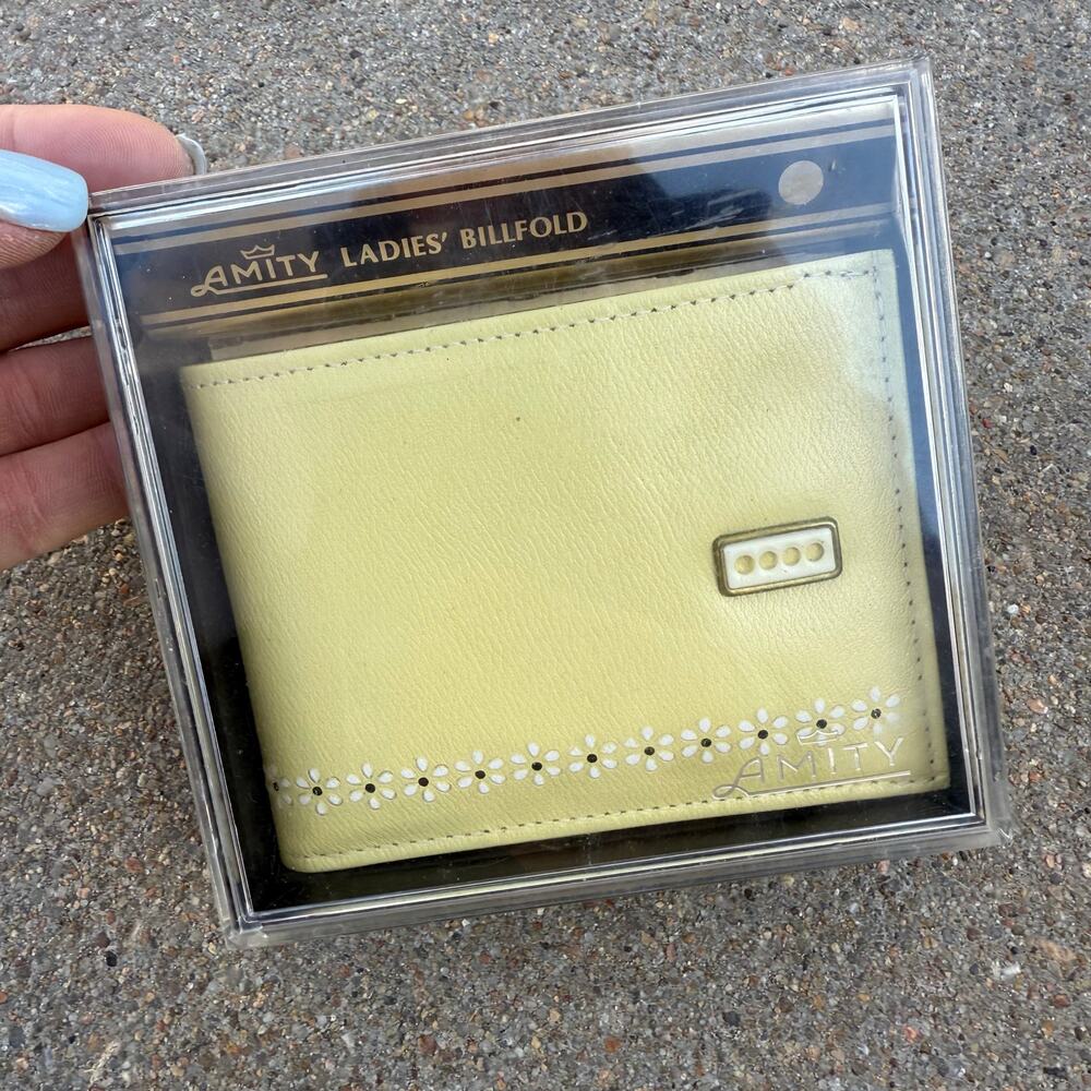 Vintage Amity Ladies Billfold Butter Cream Yellow Daisy Chain Leather NEW IN BOX
